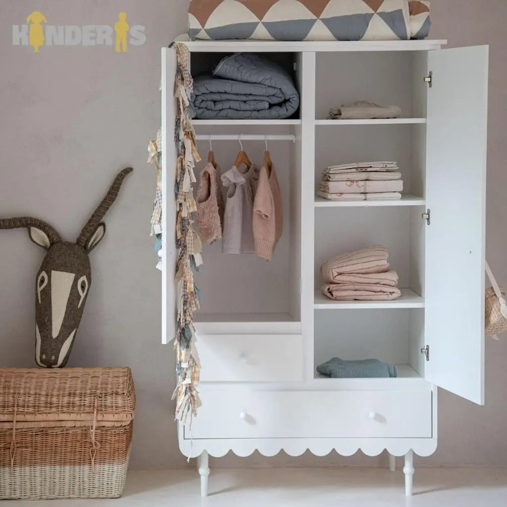 rubu spinta su skirtingais stalciu dydziais pastatyta vaiku kambaryje