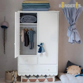 rubu spinta su skirtingais stalciu dydziais pastatyta vaiku kambaryje