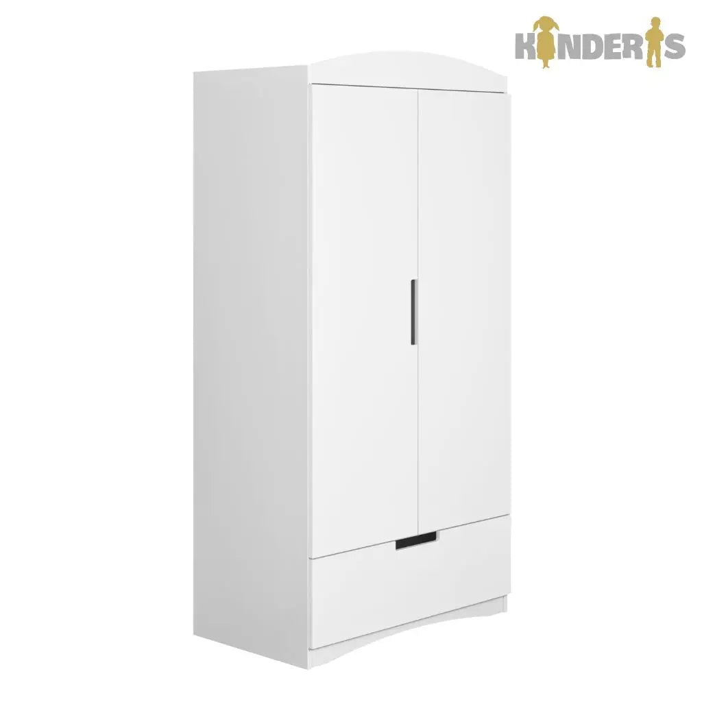 balta rubu spinta su placiais stalciais pastayta vaiku kambaryje