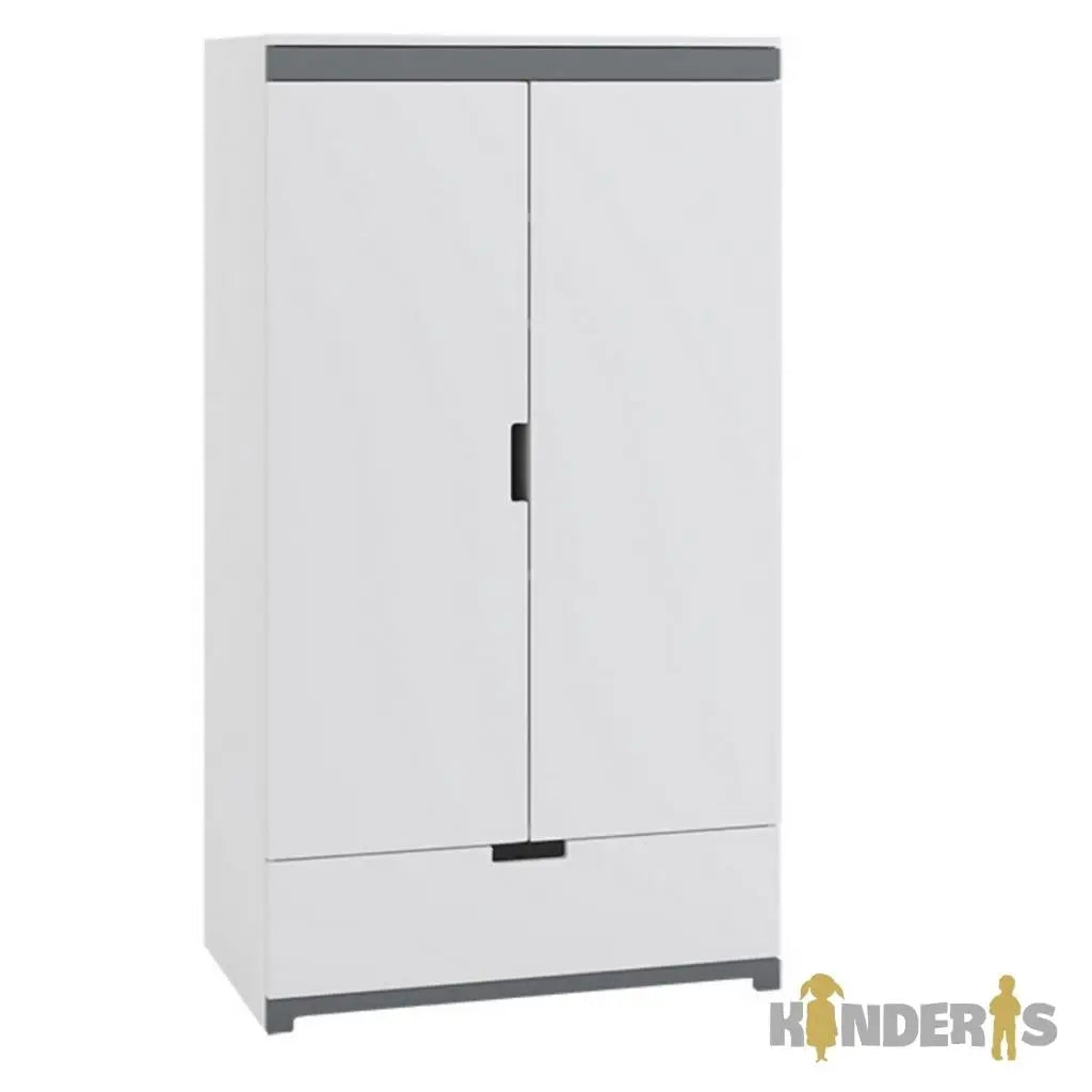 balta rubu spinta su skirtingomis lentynomis pastatyta vaiko kambaryje