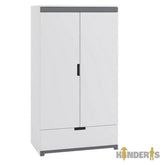 balta rubu spinta su skirtingomis lentynomis pastatyta vaiko kambaryje