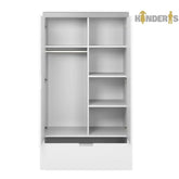 balta rubu spinta su skirtingomis lentynomis pastatyta vaiko kambaryje