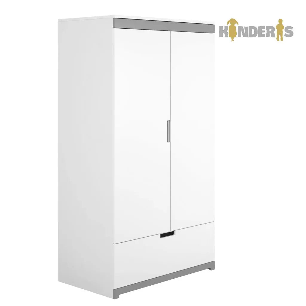 balta rubu spinta su skirtingomis lentynomis pastatyta vaiko kambaryje