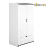 balta rubu spinta su skirtingomis lentynomis pastatyta vaiko kambaryje