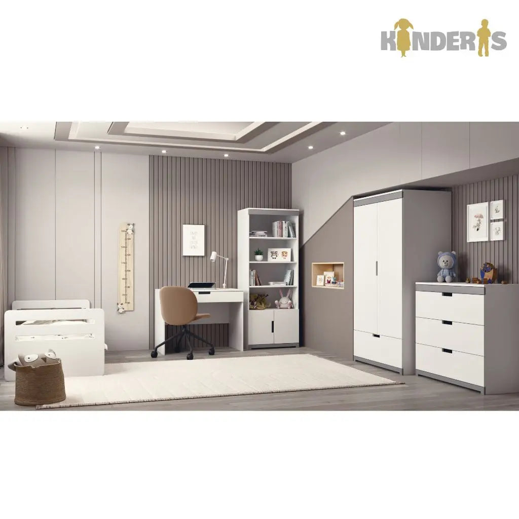 balta rubu spinta su skirtingomis lentynomis pastatyta vaiko kambaryje