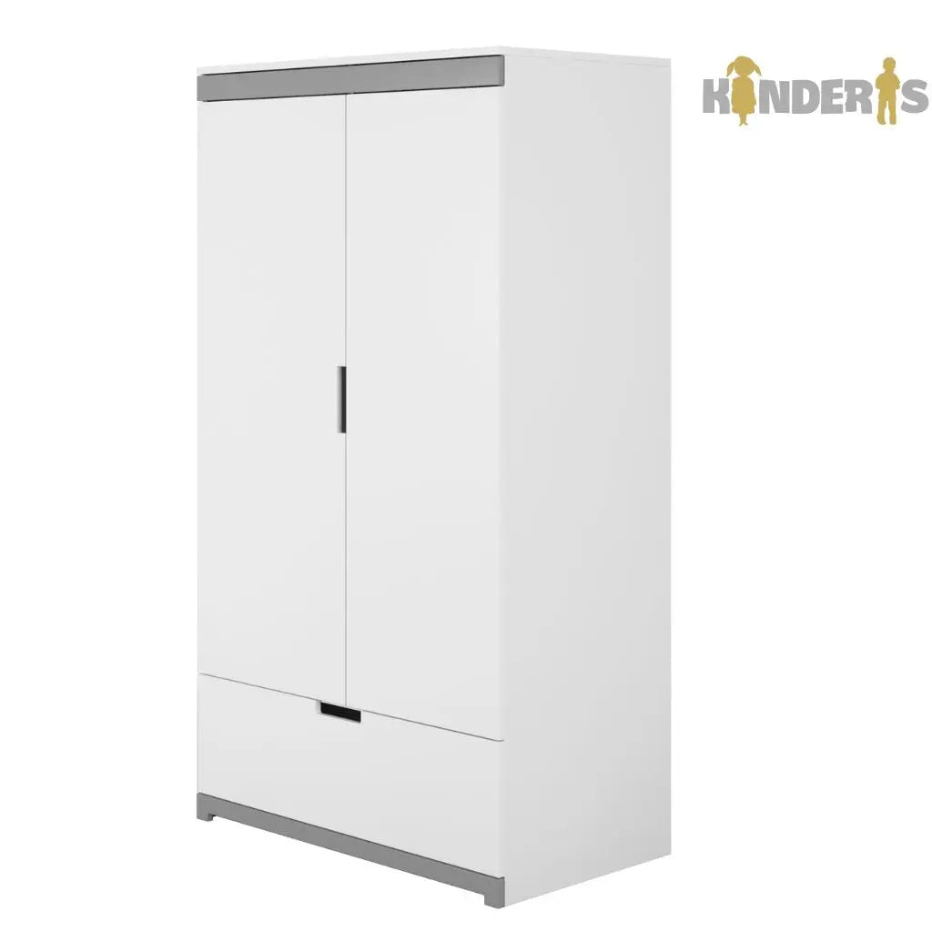 balta rubu spinta su skirtingomis lentynomis pastatyta vaiko kambaryje