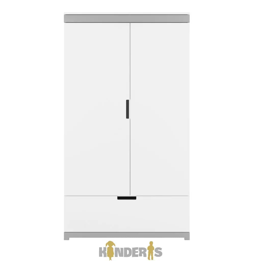 balta rubu spinta su skirtingomis lentynomis pastatyta vaiko kambaryje