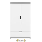 balta rubu spinta su skirtingomis lentynomis pastatyta vaiko kambaryje