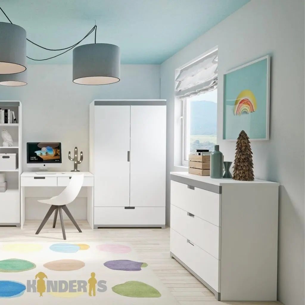 balta rubu spinta su skirtingomis lentynomis pastatyta vaiko kambaryje