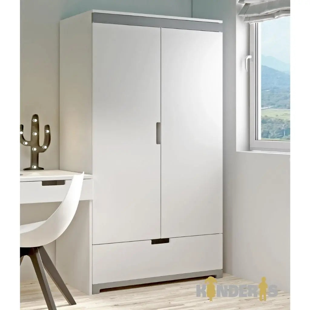 balta rubu spinta su skirtingomis lentynomis pastatyta vaiko kambaryje