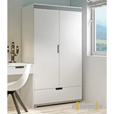 balta rubu spinta su skirtingomis lentynomis pastatyta vaiko kambaryje