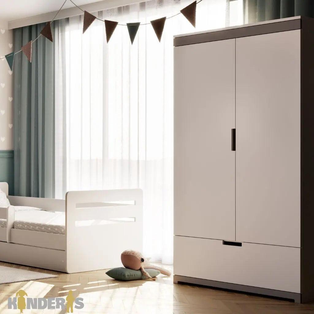 balta rubu spinta su skirtingomis lentynomis pastatyta vaiko kambaryje