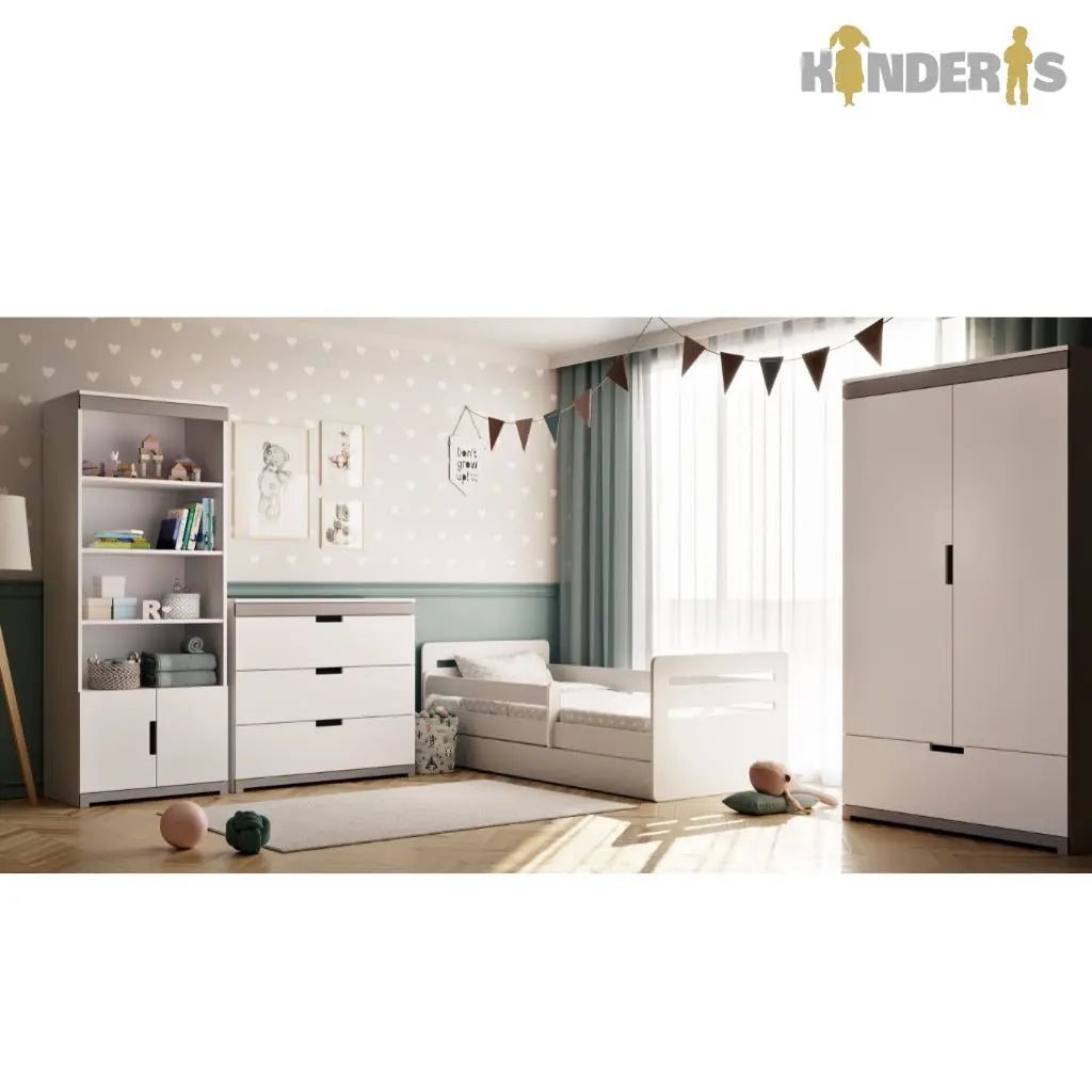 balta rubu spinta su skirtingomis lentynomis pastatyta vaiko kambaryje