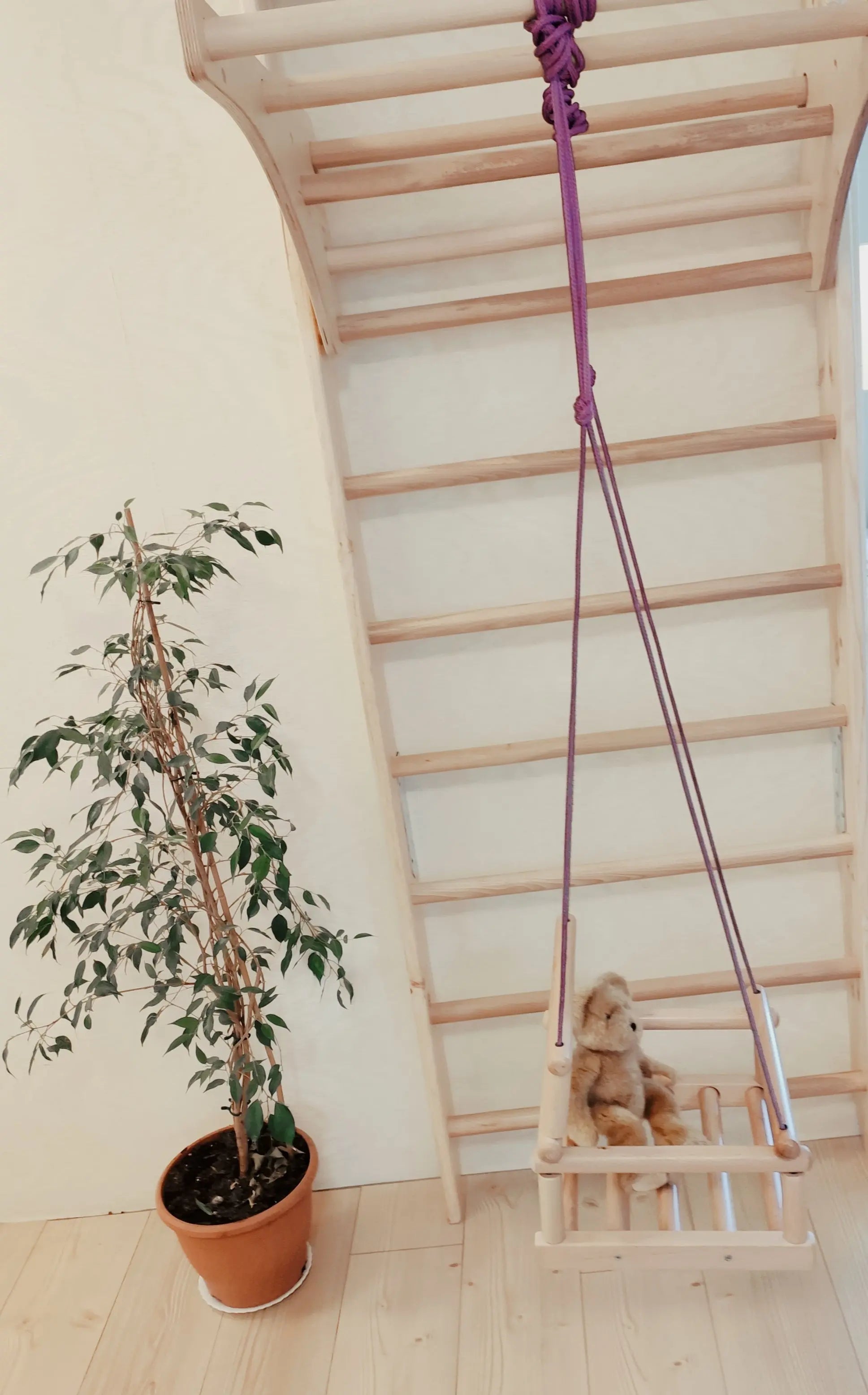 medine laipyniu sienele ant kurios yra vaikas