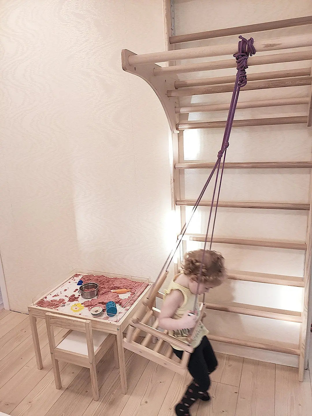 medine laipyniu sienele ant kurios yra vaikas