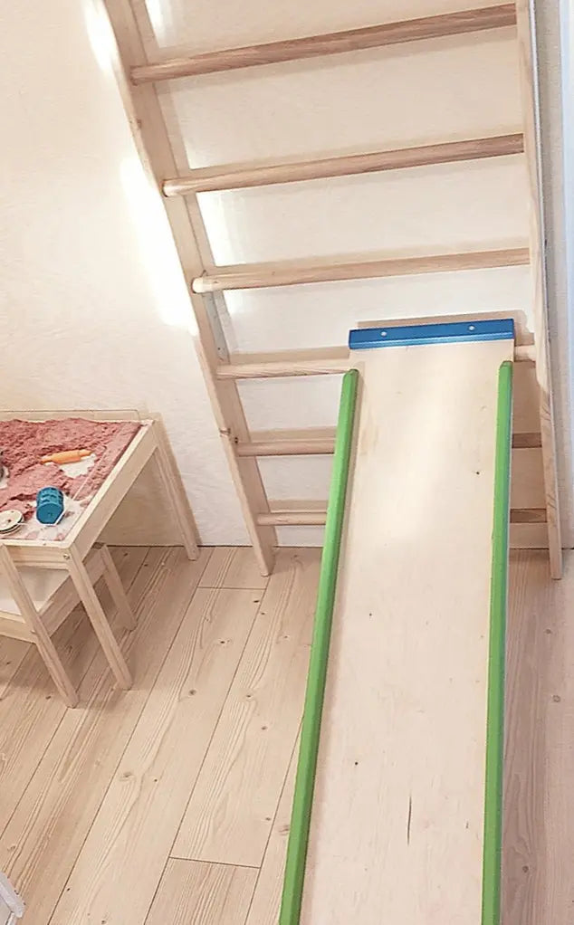 medine laipyniu sienele ant kurios yra vaikas