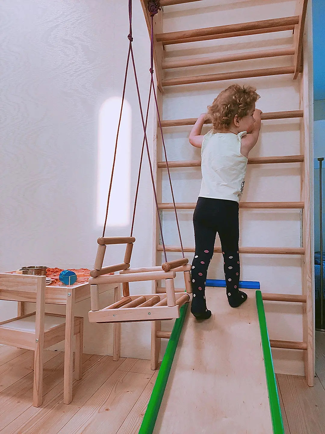 medine laipyniu sienele ant kurios yra vaikas