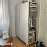 balta spinta pastatyta vaiko kambaryje