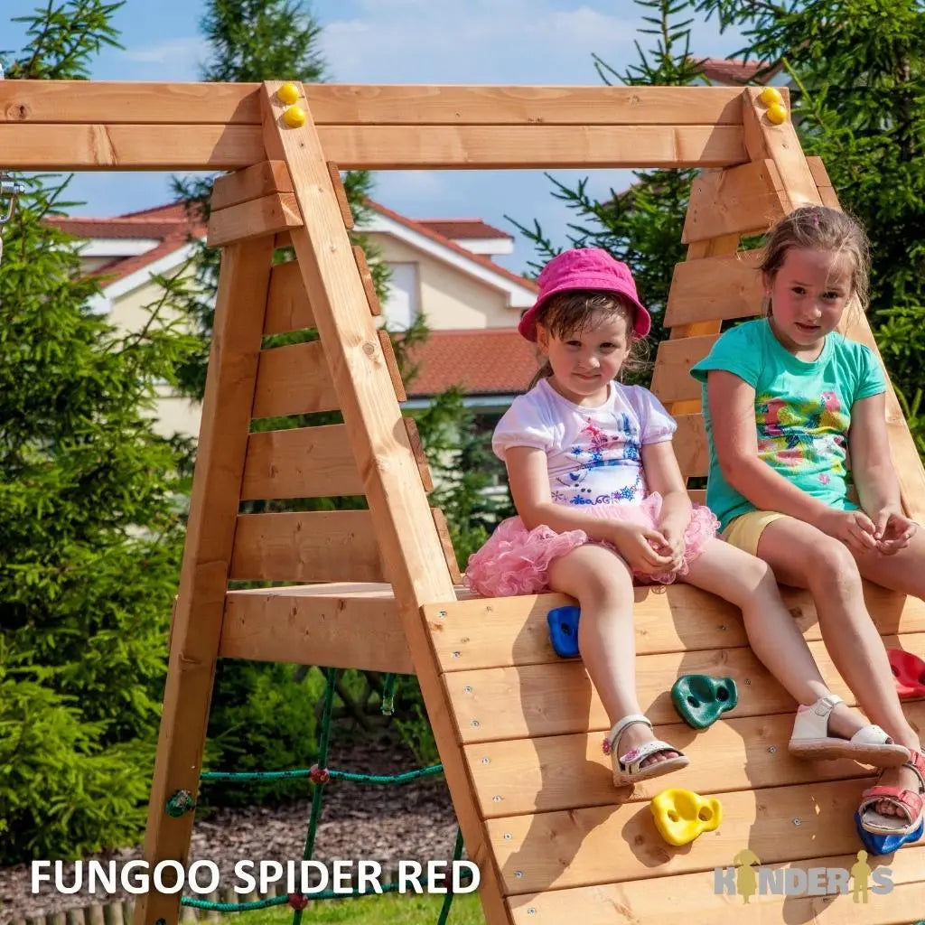 medinis supyniu modelis pastatytas lauke