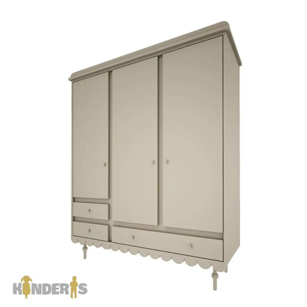 triju duru spinta su skirtingais stalciais ir lentynomis pastatyta vaiko kambaryje