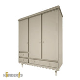 triju duru spinta su skirtingais stalciais ir lentynomis pastatyta vaiko kambaryje