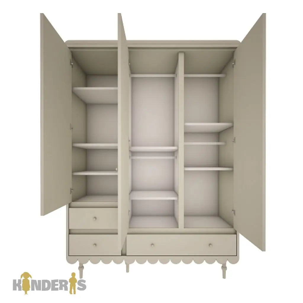 triju duru spinta su skirtingais stalciais ir lentynomis pastatyta vaiko kambaryje