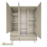 triju duru spinta su skirtingais stalciais ir lentynomis pastatyta vaiko kambaryje