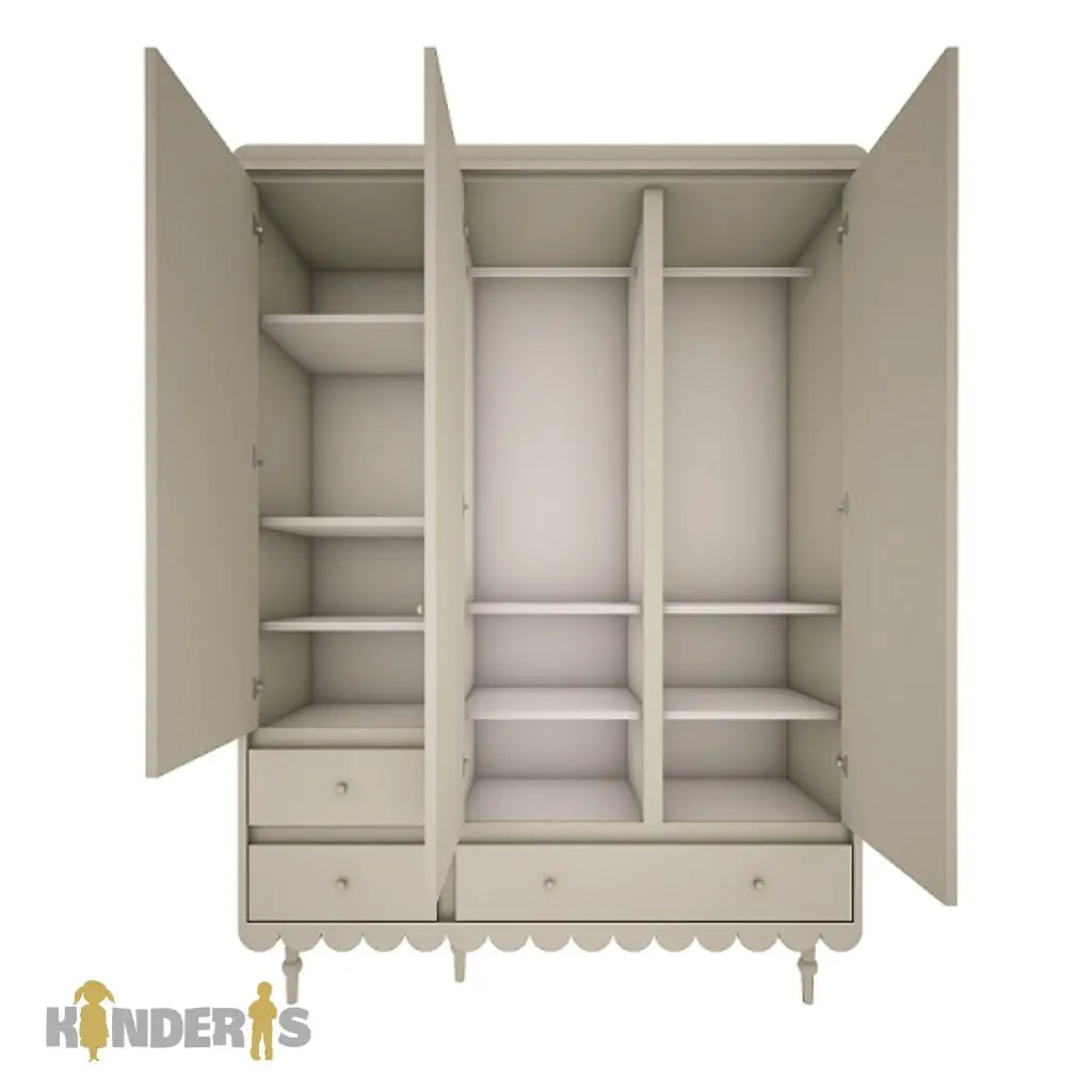 triju duru spinta su skirtingais stalciais ir lentynomis pastatyta vaiko kambaryje