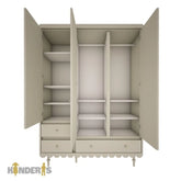 triju duru spinta su skirtingais stalciais ir lentynomis pastatyta vaiko kambaryje