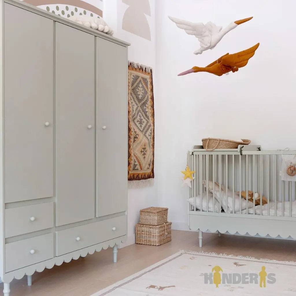 triju duru spinta su skirtingais stalciais ir lentynomis pastatyta vaiko kambaryje