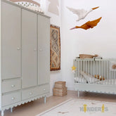 triju duru spinta su skirtingais stalciais ir lentynomis pastatyta vaiko kambaryje