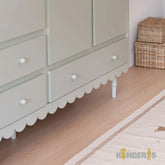 triju duru spinta su skirtingais stalciais ir lentynomis pastatyta vaiko kambaryje