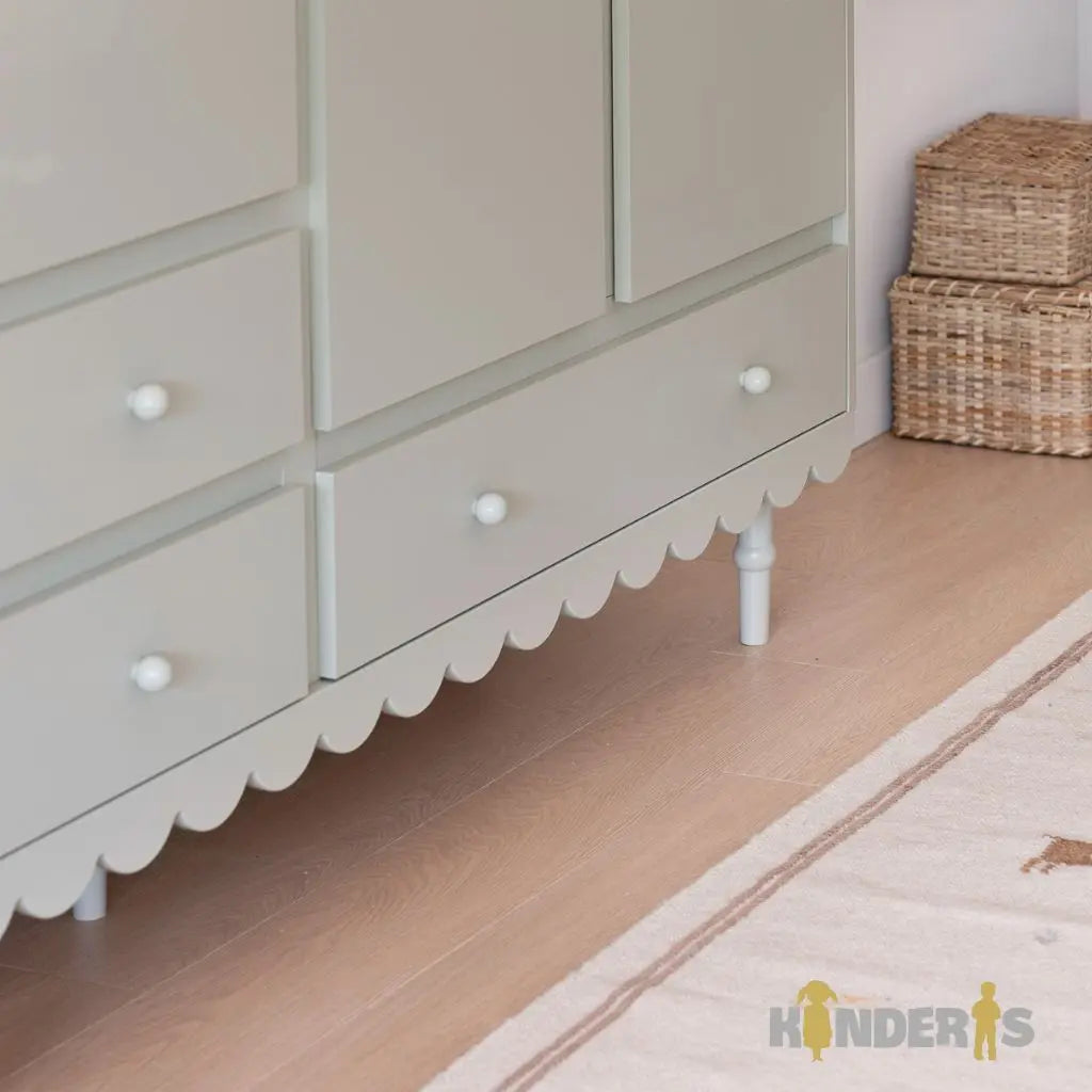 triju duru spinta su skirtingais stalciais ir lentynomis pastatyta vaiko kambaryje