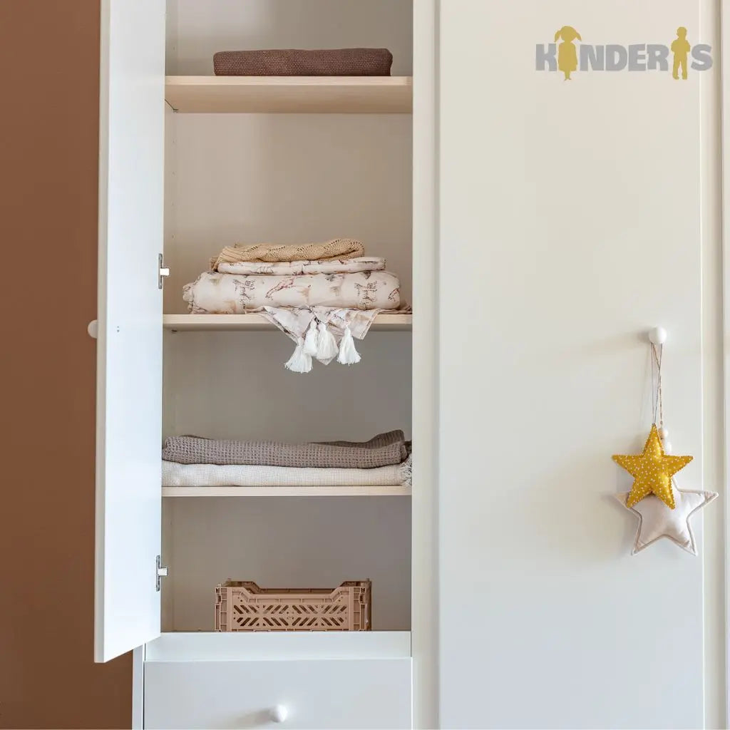 triju duru spinta su skirtingais stalciais ir lentynomis pastatyta vaiko kambaryje