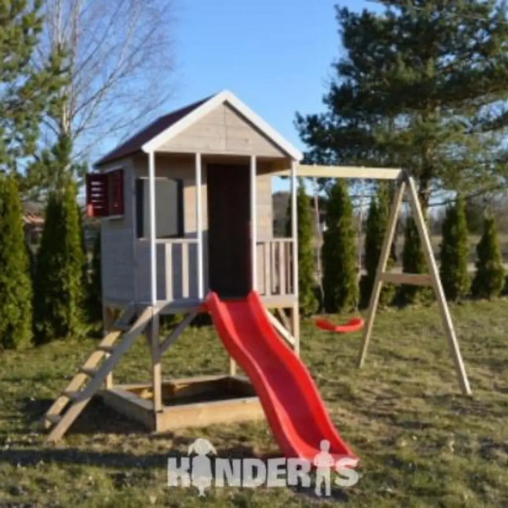 vaikai zaidziantys ant medines zaidimu aiksteles