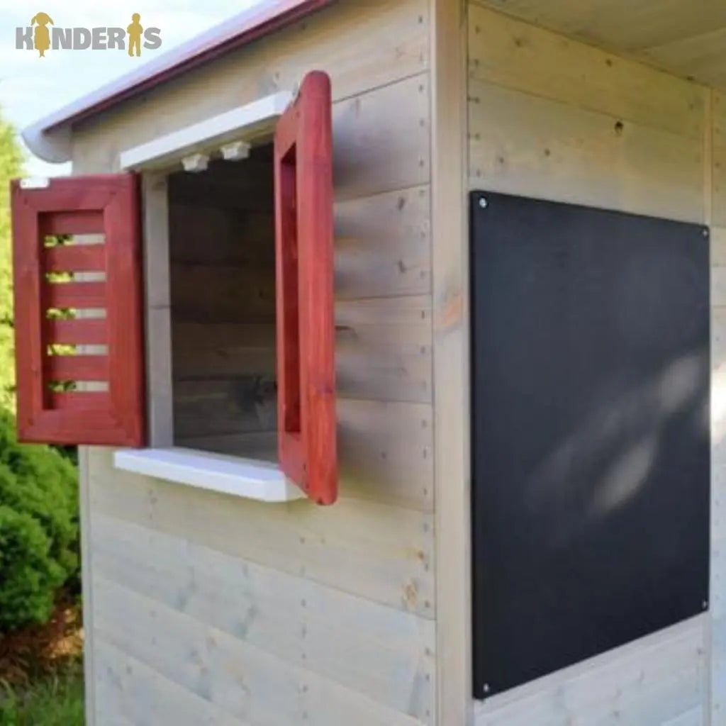 vaikai zaidziantys ant medines zaidimu aiksteles