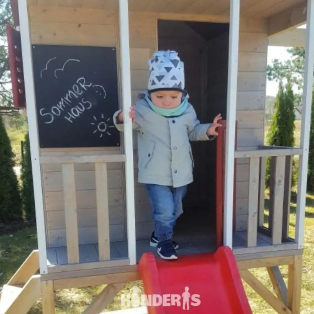 vaikai zaidziantys ant medines zaidimu aiksteles