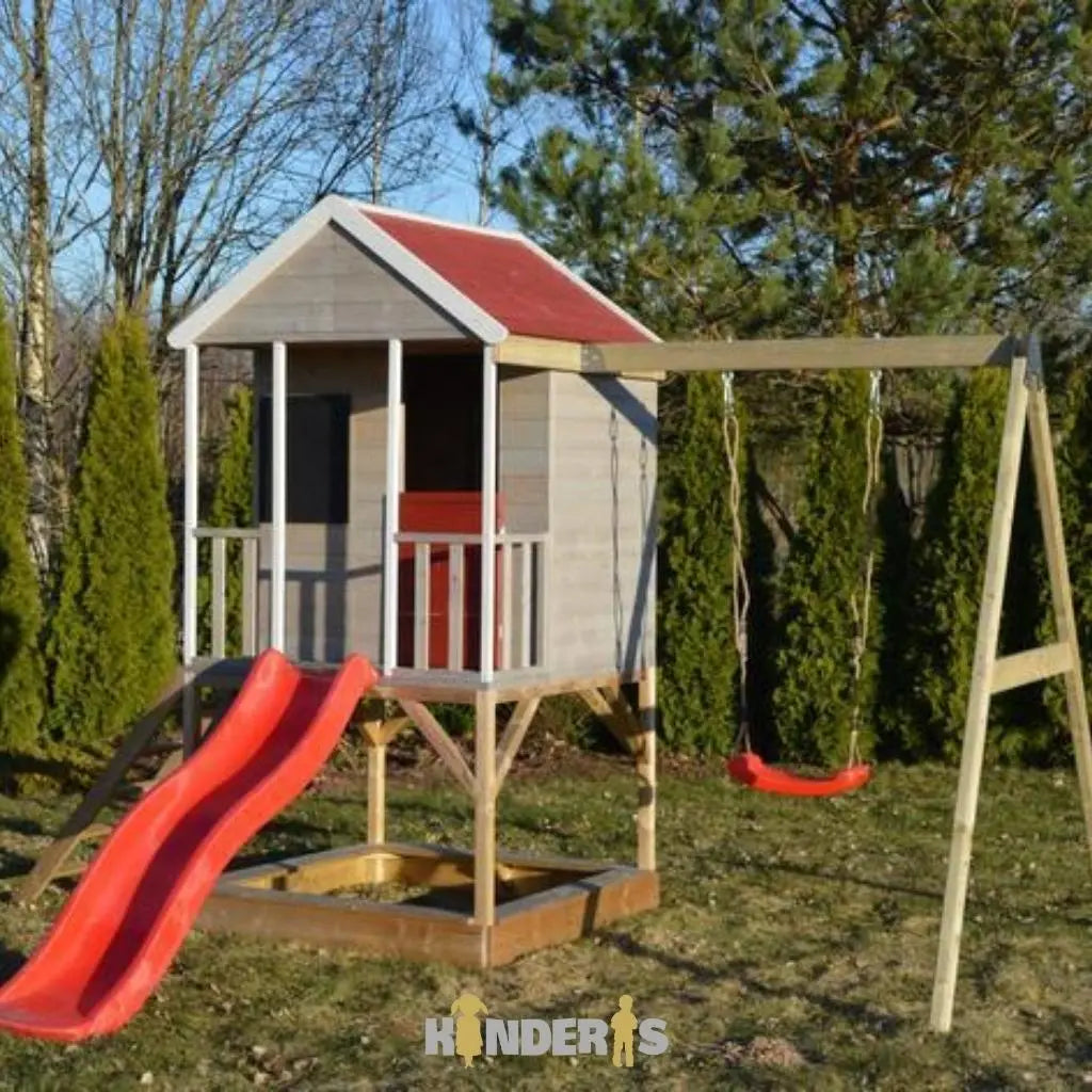 vaikai zaidziantys ant medines zaidimu aiksteles