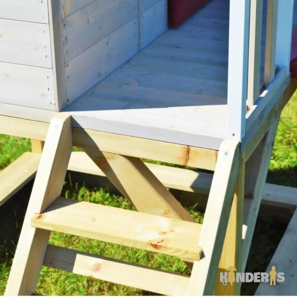 vaikai zaidziantys ant medines zaidimu aiksteles