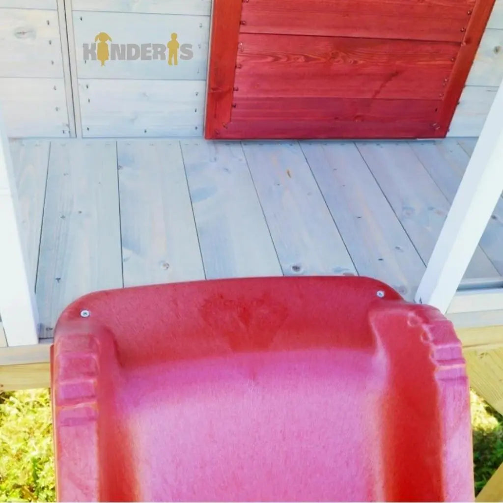 vaikai zaidziantys ant medines zaidimu aiksteles