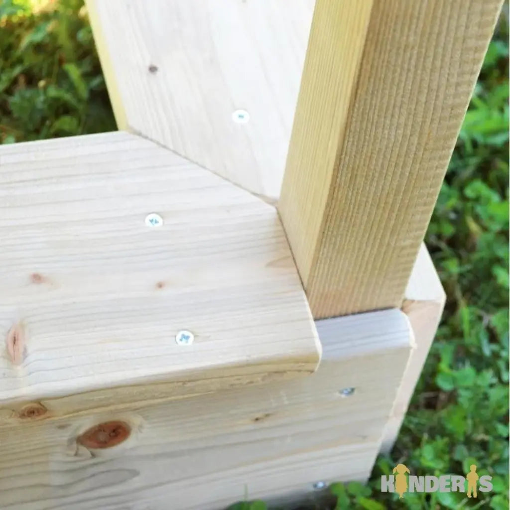 vaikai zaidziantys ant medines zaidimu aiksteles