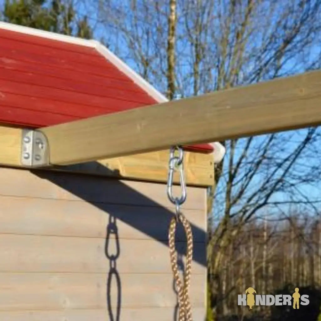 vaikai zaidziantys ant medines zaidimu aiksteles