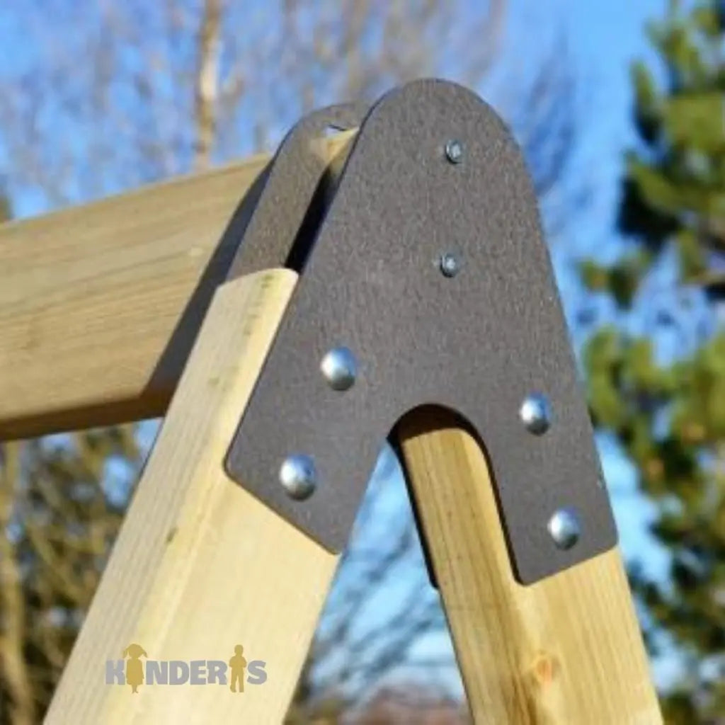 vaikai zaidziantys ant medines zaidimu aiksteles