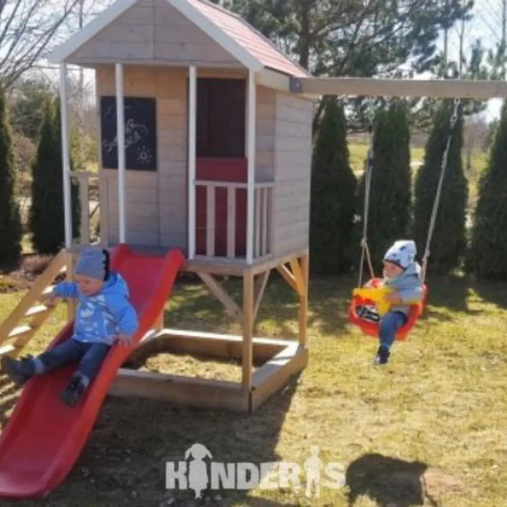 vaikai zaidziantys ant medines zaidimu aiksteles