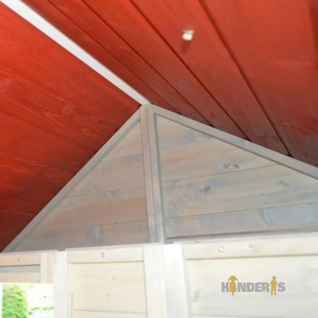 vaikai zaidziantys ant medines zaidimu aiksteles