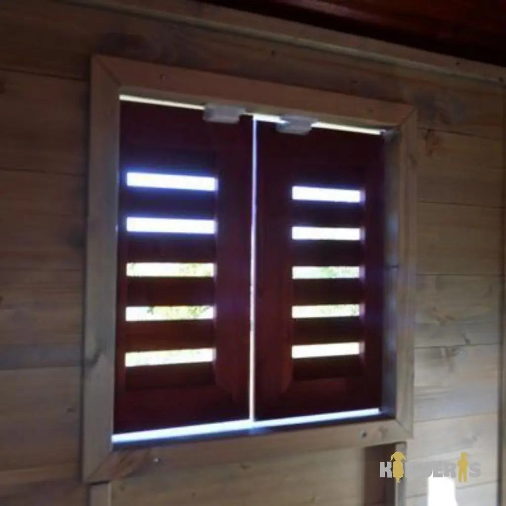 vaikai zaidziantys ant medines zaidimu aiksteles