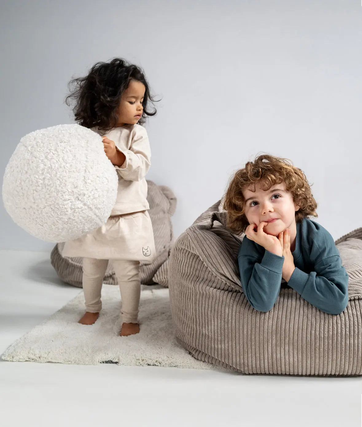 Fotelis,"Puffy Square"  77 × 67 × 50 cm, pilkas, kordurojus Kinderis.eu