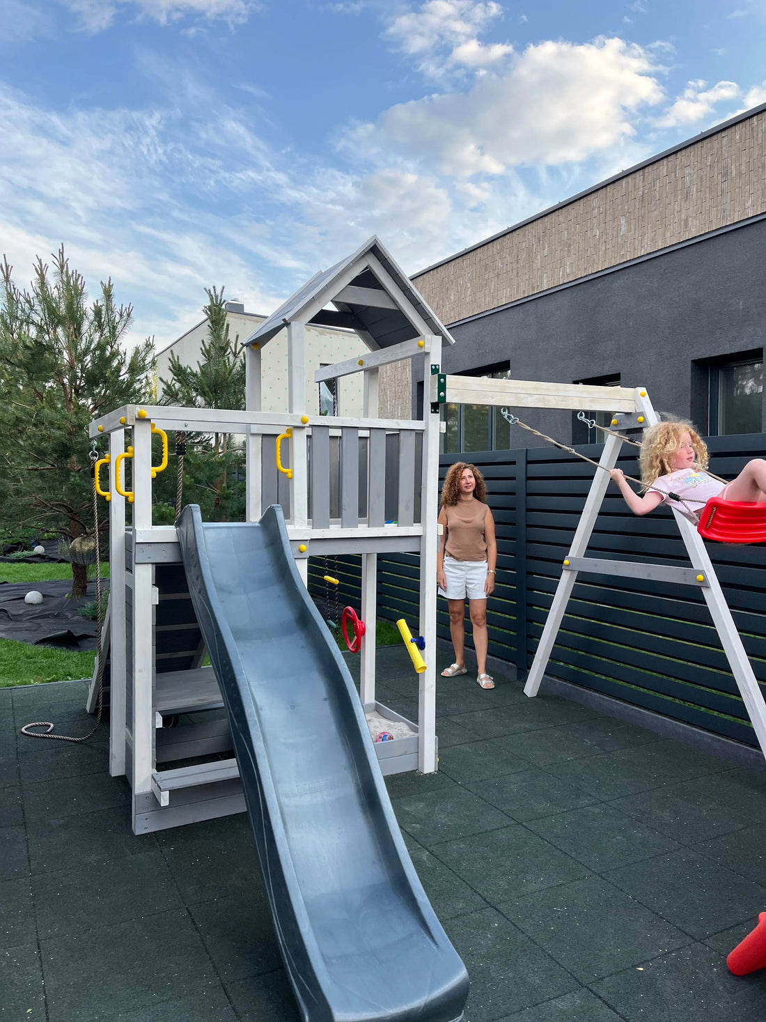 Medinė žaidimų aikštelė su sūpynėm "AKTYVUKAS GW" (balta-pilka) Kinderis.eu