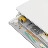 komplektas: reguliuojamas rašomasis stalas 100×60 + vaikiška kėdė su pakoju + antstalis su perforuota pegboard lentele Kinderis.eu