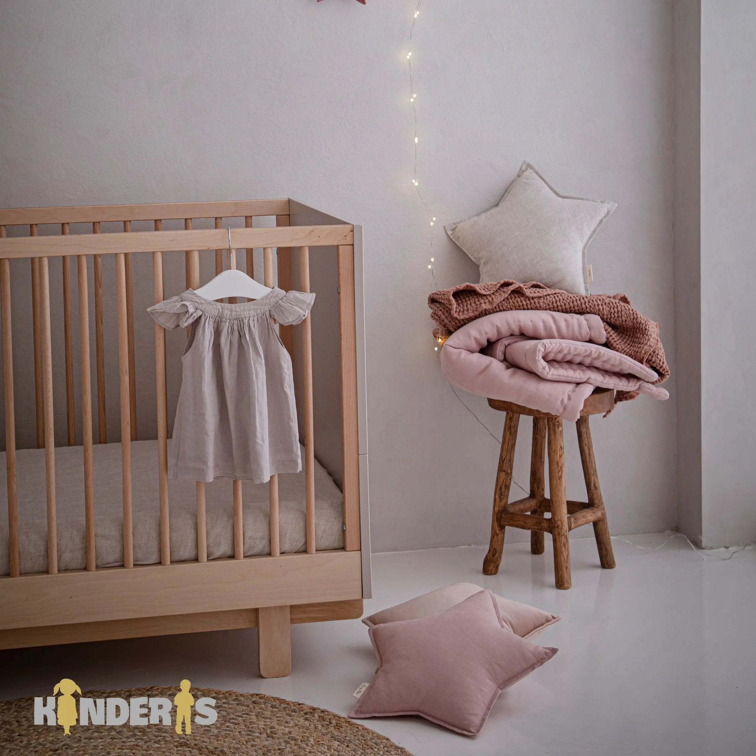 reguliuojama kudikio lovyte kuri yra pastatyta vaiko kambaryje 